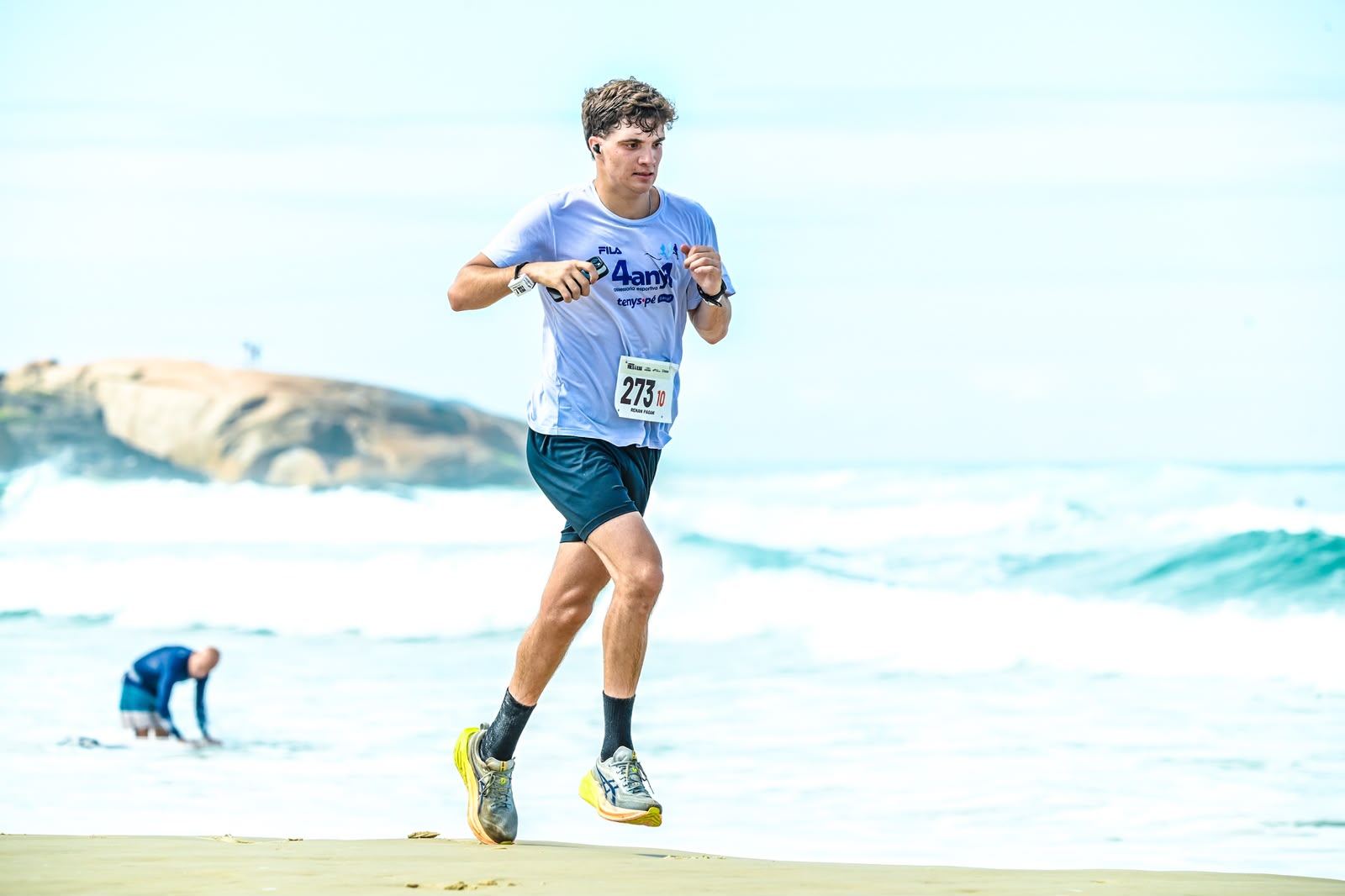 Renan correndo na praia