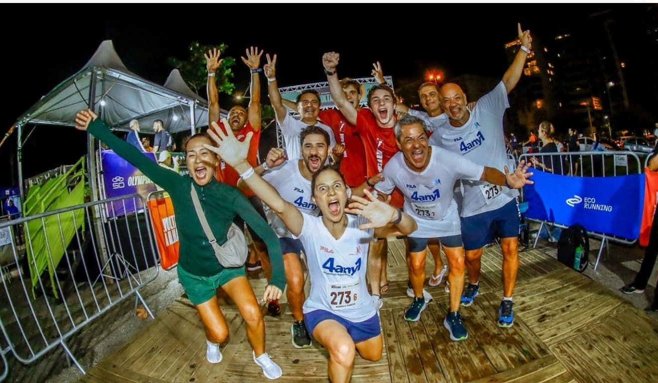 Chegada emocionate da equipe 4any1 na volta a ilha de Florianópolis.(Foto: Divulgação).